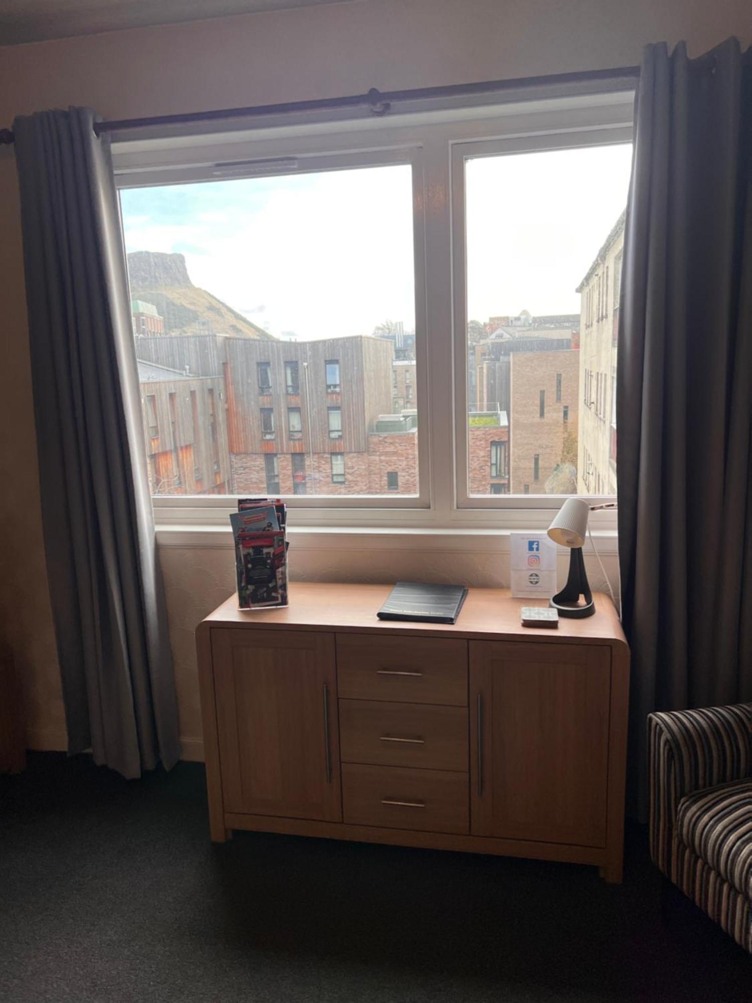 2 Bedroom Flat in the Royal Mile Единбург Екстериор снимка